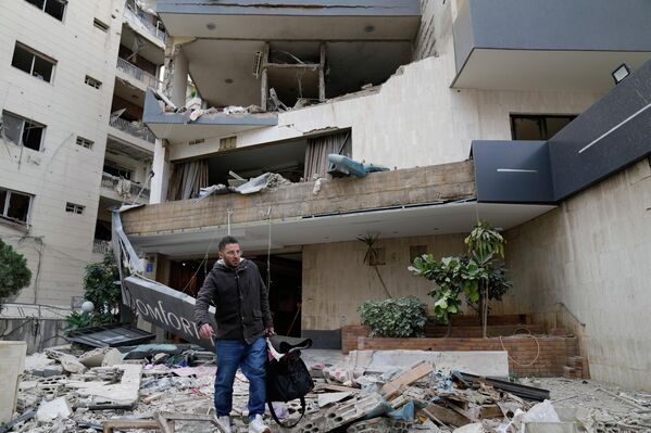 Разрушенный отель, пострадавший от израильского авиаудара в Хазмие, к востоку от Бейрута, Ливан - Sputnik Армения