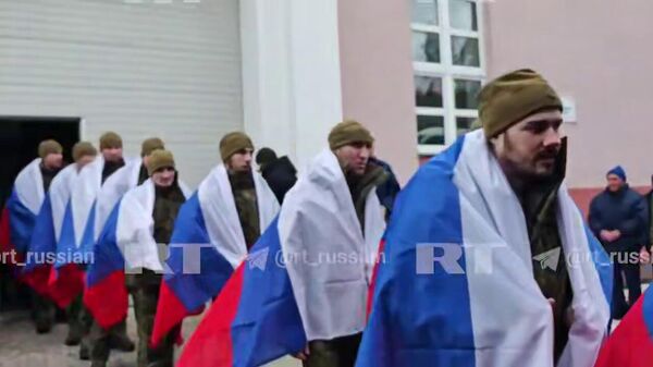 Кадры с российскими военными, которых вернули из украинского плена - Sputnik Армения