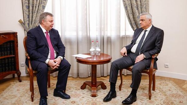  ՀՀ փոխվարչապետ Մհեր Գրիգորյանն ու «Ռոսատոմ» պետական կորպորացիայի գլխավոր տնօրենի առաջին տեղակալ Կիրիլ Կոմարովը - Sputnik Արմենիա