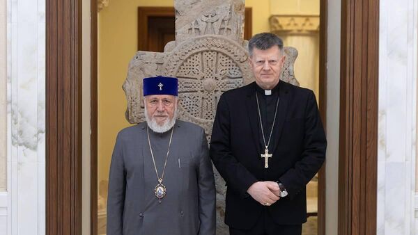 Католикос Гарегин Второй принял апостольского нунция Святого Престола архиепископа Анте Йозича (5 марта 2026). Эчмиадзин - Sputnik Армения