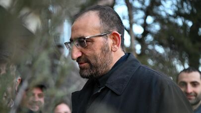 Архиепископ Аршак Хачатрян выходит из УИУ "Ереван-Кентрон" (5 марта 2026). Еревaн