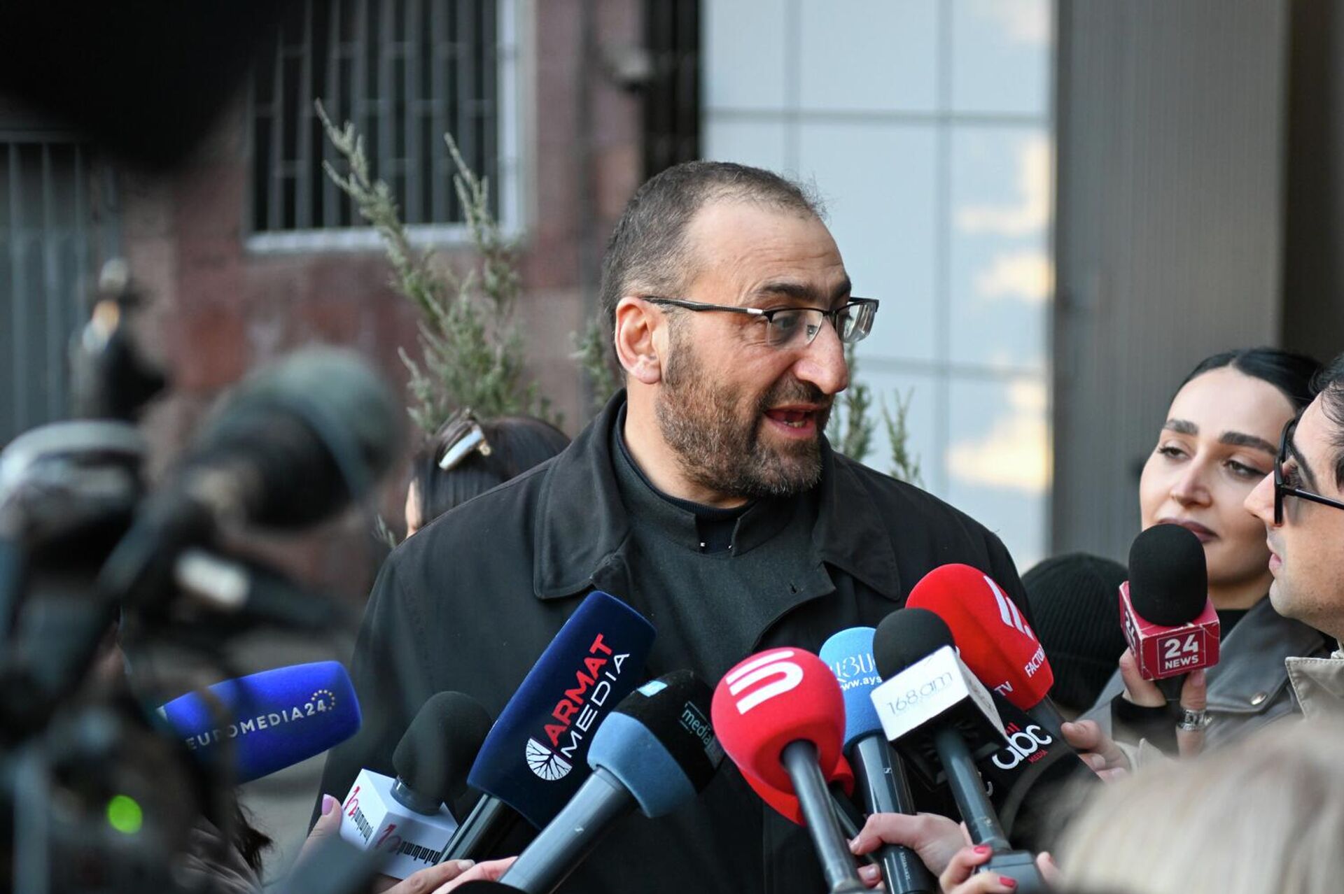 Архиепископ Аршак Хачатрян выходит из УИУ Ереван-Кентрон (5 марта 2026). Еревaн - Sputnik Армения, 1920, 05.03.2026