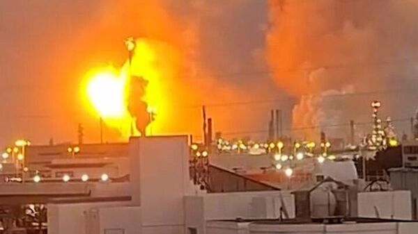 Пожар начался в районе нефтяной инфраструктуры Бахрейна после ударов Ирана - Sputnik Армения