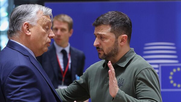 Президент Украины Владимир Зеленский беседует с премьер-министром Венгрии Виктором Орбаном во время круглого стола на саммите ЕС (27 июня 2024). Брюссель - Sputnik Армения