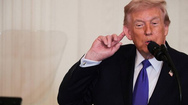 Президент США Дональд Трамп жестикулирует во время церемонии награждения медалью Почёта в Белом доме (2 марта 2026). Вашингтон - Sputnik Армения
