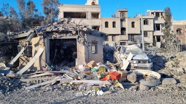 Разрушения в результате американо-израильской атаки на пригород Шираза (6 марта 2026). Иран - Sputnik Армения