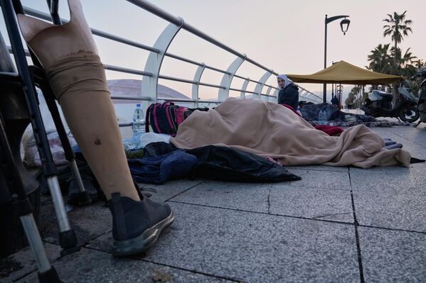 Спасающиеся от израильских авиаударов люди на набережной Бейрут, Ливан - Sputnik Армения