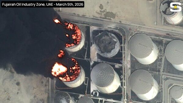 Последствия ударов по нефтяным резервуарам в порту Фуджейра (6 марта 2026). ОАЭ - Sputnik Армения