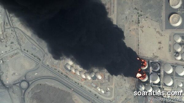 Последствия ударов по нефтяным резервуарам в порту Фуджейра (6 марта 2026). ОАЭ - Sputnik Армения