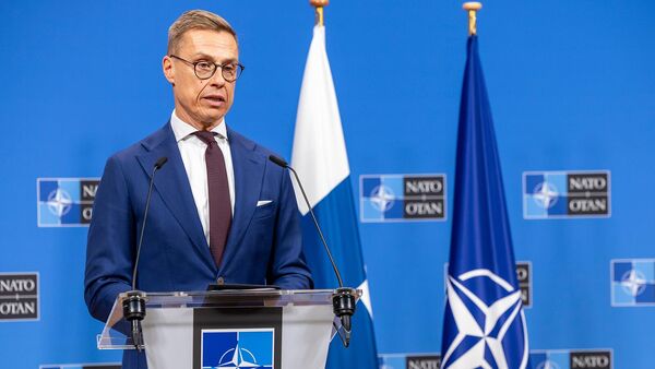 Президент Финляндии Александр Стубб выступает перед СМИ после встречи в штаб-квартире НАТО (17 ноября 2025). Брюссель - Sputnik Армения