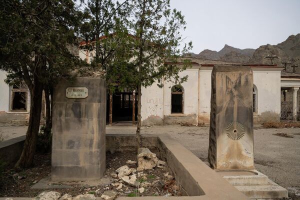 «Մեղրի» երկաթուղային կայարանի լքված շենքը - Sputnik Արմենիա