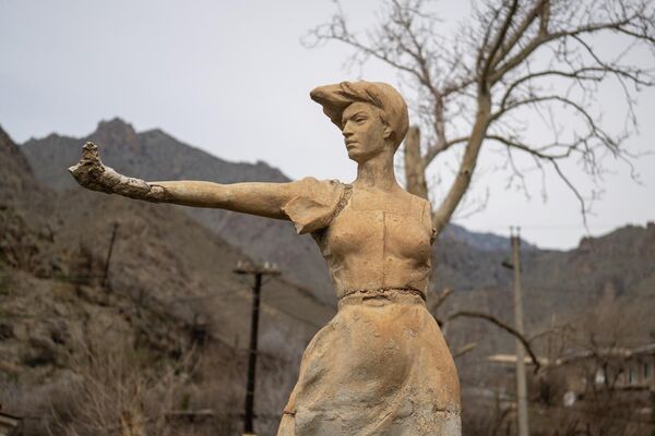  «Մեղրի» երկաթուղային կայարանի լքված շենքի մոտ գտնվող արձանը - Sputnik Արմենիա