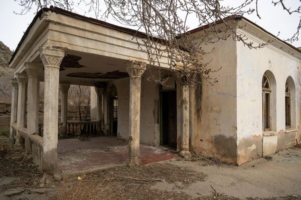 «Մեղրի» երկաթուղային կայարանի լքված շենքը - Sputnik Արմենիա