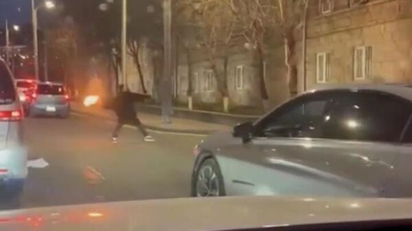 Неизвестный бросил бросил зажигательную смесь в здание СНБ Армении - Sputnik Армения