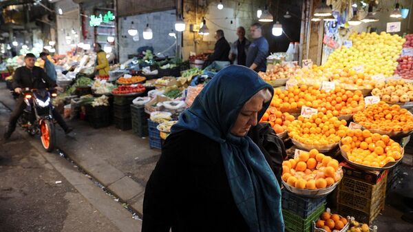 Женщина проходит по рынку в Тегеране - Sputnik Армения