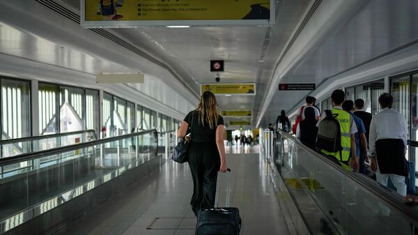 Пассажир идет по зданию международного аэропорта Дубая в связи с возобновлением ограниченной работы аэропорта в Дубае (5 марта 2026). ОАЭ - Sputnik Армения