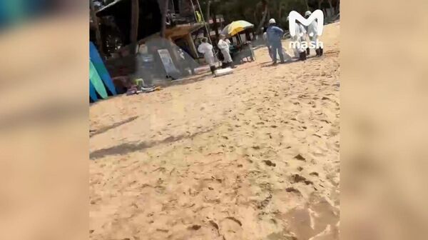 Мазут дошёл до популярного пляжа Хиккадува на Шри-Ланке — из-за взрыва танкера под флагом Маршалловых островов. - Sputnik Армения