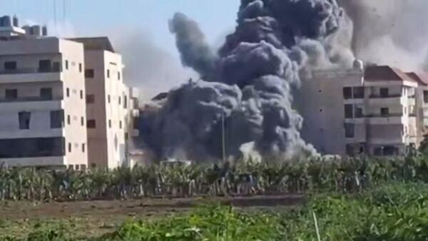 Мощный взрыв в жилом районе на юге Ливана: над домами поднимается огромное облако дыма - Sputnik Армения