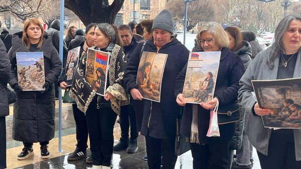 Акция матерей без вести пропавших солдат у здания правительства Армении (8 марта 2026). Еревaн - Sputnik Армения