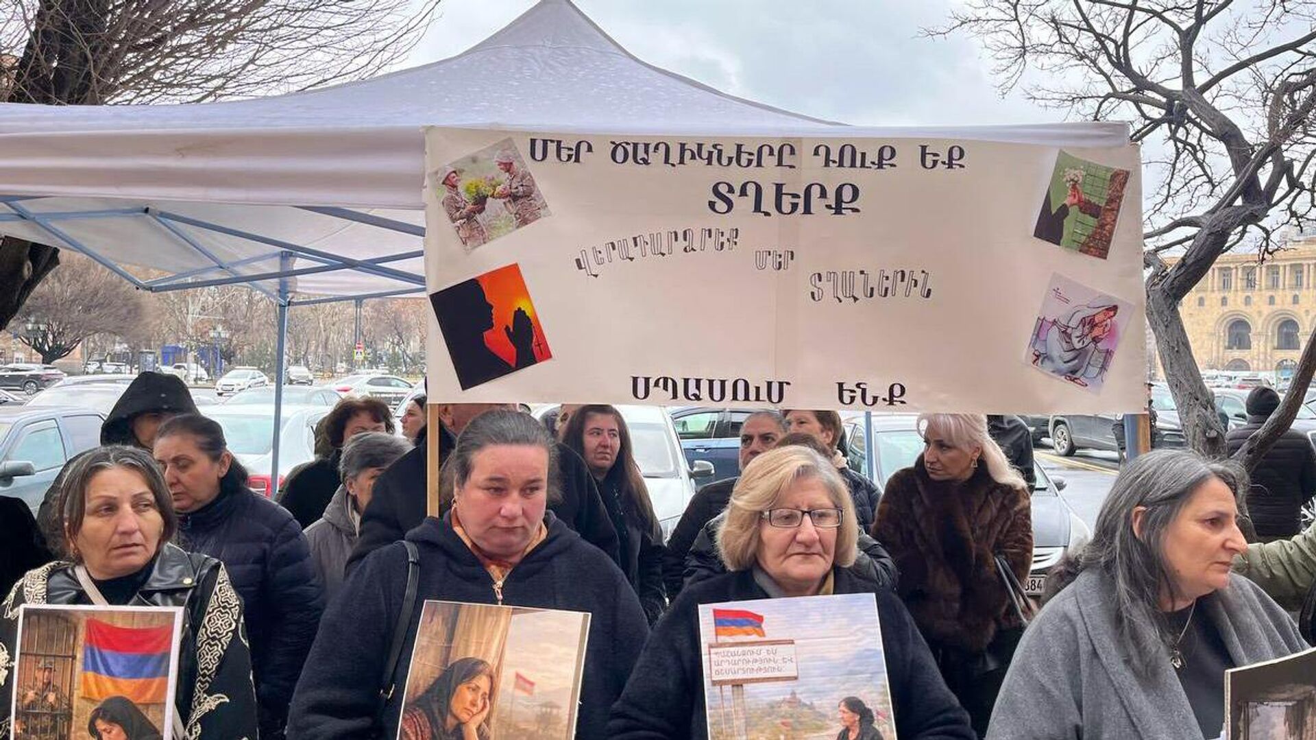 Акция матерей без вести пропавших солдат у здания правительства Армении (8 марта 2026). Еревaн - Sputnik Армения, 1920, 08.03.2026
