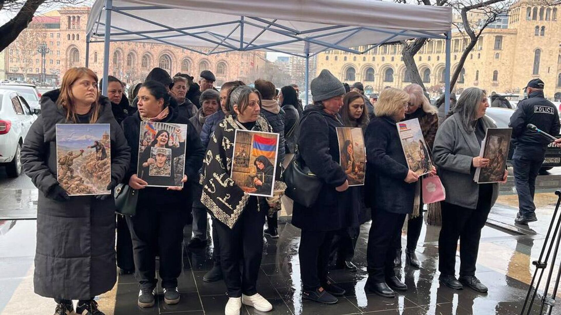 Акция матерей без вести пропавших солдат у здания правительства Армении (8 марта 2026). Еревaн - Sputnik Արմենիա, 1920, 08.03.2026