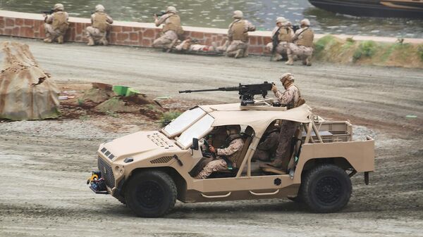Солдаты в штурмовой машине во время военной демонстрации на Международной выставке и конференции по обороне (17 февраля 2019). Абу-Даби - Sputnik Армения