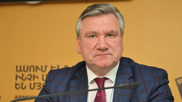 Торговый представитель России в Армении Сергей Соломин на пресс-конференции, посвященной открывающейся деловой миссии российских компаний (9 марта 2026). Еревaн - Sputnik Армения