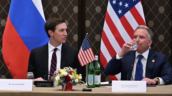 Зять президента США Джаред Кушнер и специальный посланник президента США Стивен Уиткофф во время трехсторонней встречи делегаций России, США и Украины (17 февраля 2026). Женева - Sputnik Армения
