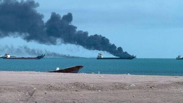 В порту Бендер-Аббас горят нефтяные танкеры после ударов США и Израиля (9 марта 2026). Иран - Sputnik Армения