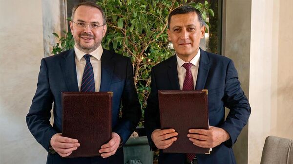 Замминистра ОНКС Артур Мартиросян и замминистра науки и высшего образования РФ Константин Могилевский подписали новый устав Армянско-российского университета. - Sputnik Армения