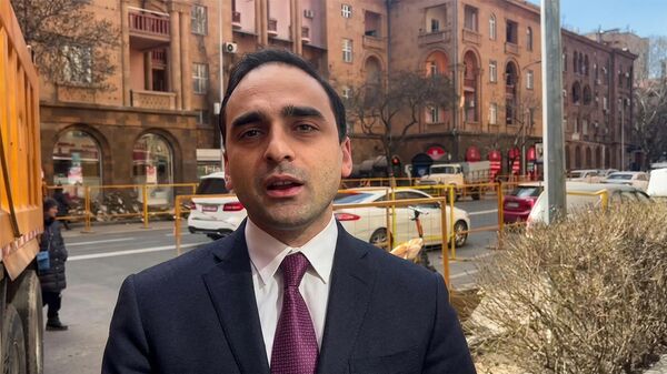 Тигран Авинян на месте ремонта улицы Амиряна (10 марта 2026). Еревaн - Sputnik Армения