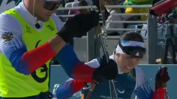 Пермская лыжница Анастасия Багиян и ее спортсмен-ведущий Сергей Синякин, взяли золото Паралимпиады - Sputnik Армения