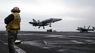 Американский истребитель совершает посадку на авианосец USS Abraham Lincoln в Персидском заливе