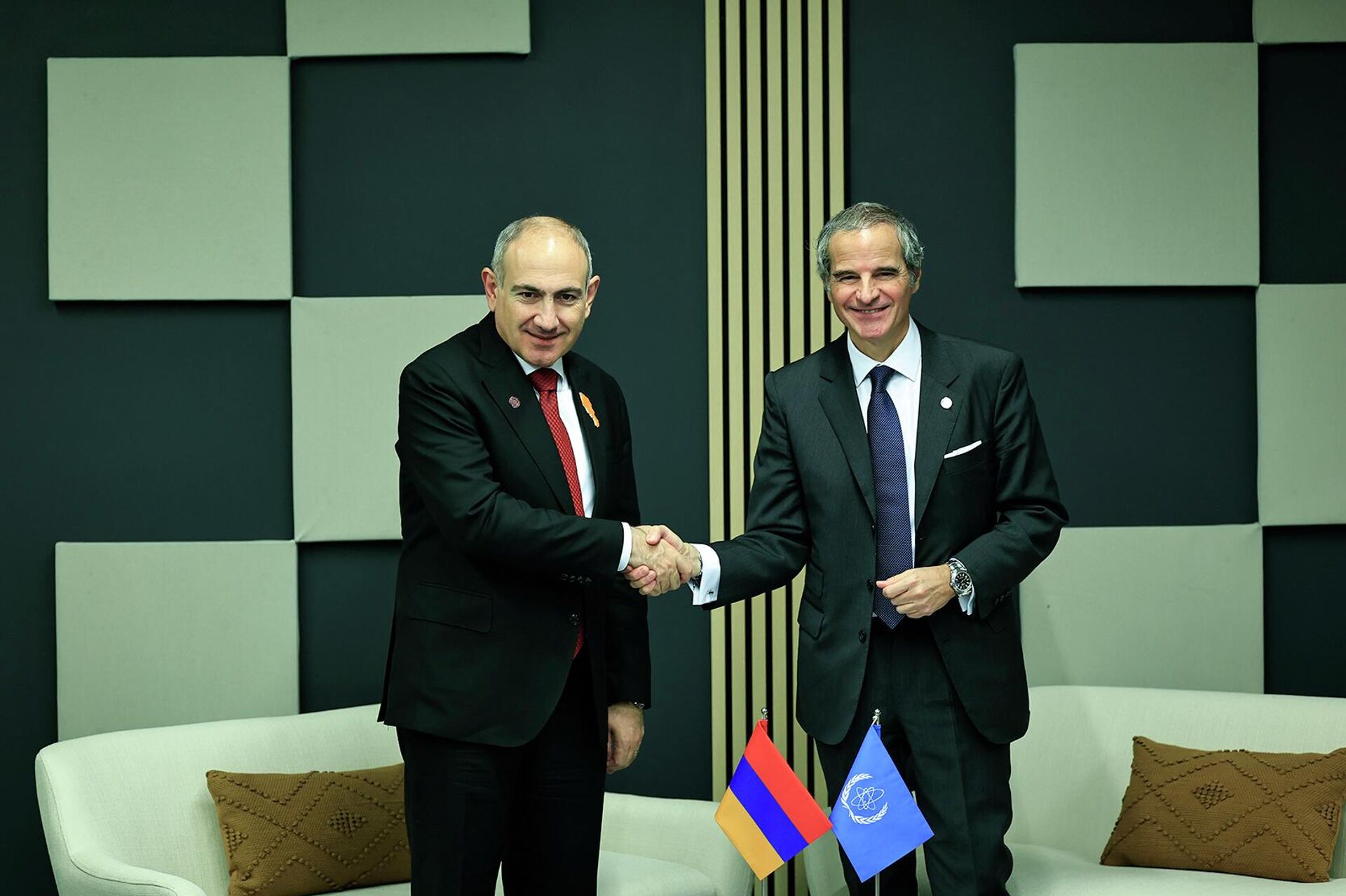 Премьер-министр Никол Пашинян встретился с генеральным директором Международного агентства по атомной энергии Рафаэлем Гросси (10 марта 2026). Париж - Sputnik Армения, 1920, 10.03.2026