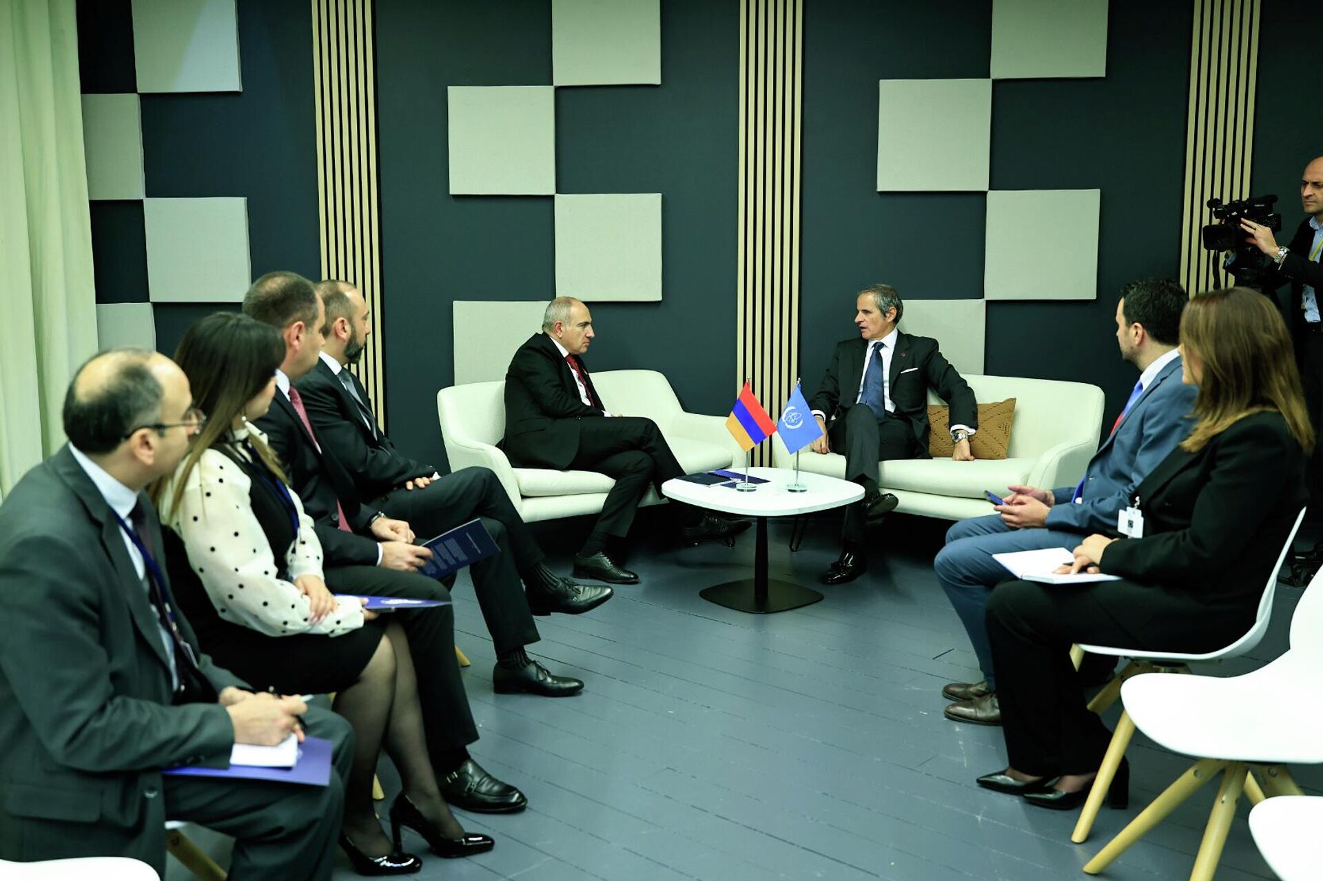 Премьер-министр Никол Пашинян встретился с генеральным директором Международного агентства по атомной энергии Рафаэлем Гросси (10 марта 2026). Париж - Sputnik Армения, 1920, 10.03.2026