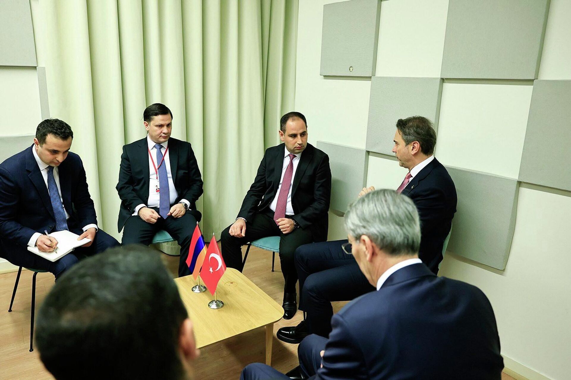 Министр территориального управления и инфраструктур Давид Худатян встретился с министром энергетики и природных ресурсов Турции Алпарсланом Байрактаром (10 марта 2026). Париж - Sputnik Արմենիա, 1920, 10.03.2026