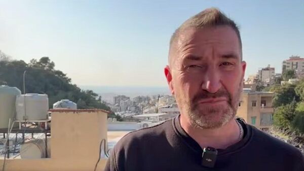 Глава бюро RT в Ливане Стив Суини рассказал о ситуации в южном пригороде Бейрута, который подвергается постоянным атакам Израиля - Sputnik Армения