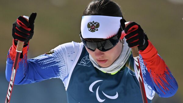 Анастасия Багиян (Россия) на дистанции спринта в классе В 1-3 (нарушение зрения) среди женщин на соревнованиях по лыжным гонкам XIV зимних Паралимпийских игр (10 марта 2026). Валь-ди-Фьемме - Sputnik Армения