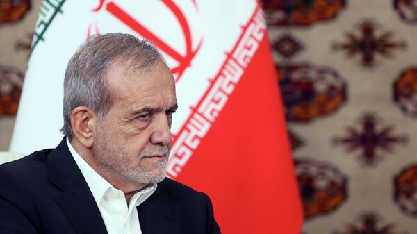 Президент Ирана Масуд Пезешкиан во время встречи с президентом РФ (11 октября 2024). Ашхабад - Sputnik Армения