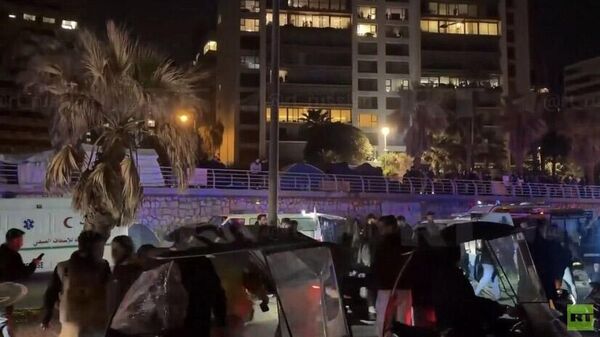 Корреспондент RT Али Рида рассказал, что на пляже в Бейруте, по которому Израиль ночью ударил беспилотником, в палатках спали беженцы - Sputnik Армения