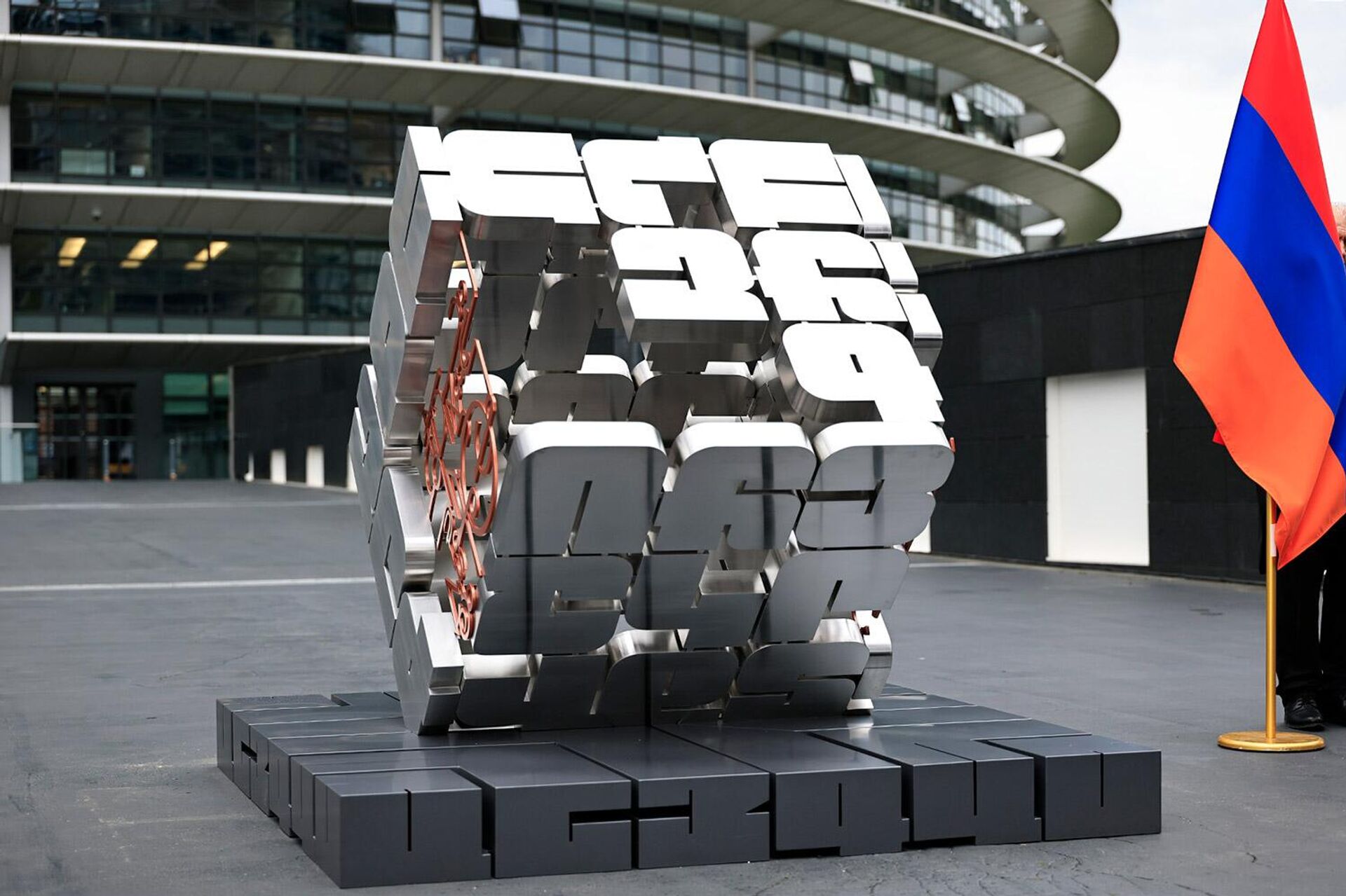 Церемония открытия памятника армянскому алфавиту у здания Европейского парламента, в присутствии Никола Пашиняна и председателя Европейского парламента Роберты Меццолы (11 марта 2026). Страсбург - Sputnik Արմենիա, 1920, 12.03.2026