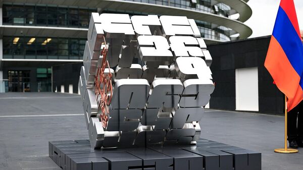 Церемония открытия памятника армянскому алфавиту у здания Европейского парламента, в присутствии Никола Пашиняна и председателя Европейского парламента Роберты Меццолы (11 марта 2026). Страсбург - Sputnik Армения