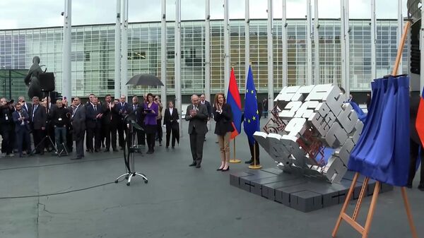 Ստրասբուրգում՝ Եվրոպական խորհրդարանի շենքի հարակից տարածքում բացվել է Հայոց այբուբենի հուշարձանը - Sputnik Արմենիա