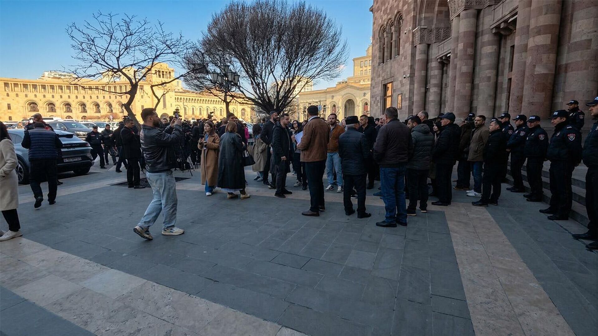 Участники Крыльев единства проводит акцию протеста возле здания правительства (12 марта 2026). Еревaн - Sputnik Արմենիա, 1920, 12.03.2026