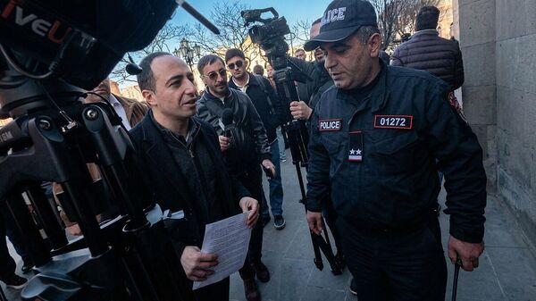 Участники Крыльев единства проводит акцию протеста возле здания правительства (12 марта 2026). Еревaн - Sputnik Армения