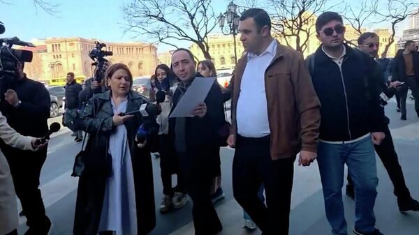 «Միասնության թևերը» ակցիա է անում կառավարության մոտ․ պնդում են՝ ՀՀ նոր ներխուժում է եղել - Sputnik Արմենիա