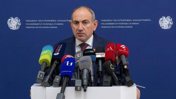 Премьер-министр Никол Пашинян проводит брифинг после заседания правительства (12 марта 2026). Еревaн - Sputnik Արմենիա