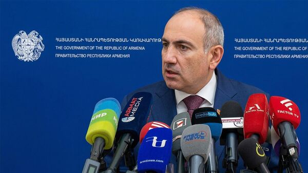 Премьер-министр Никол Пашинян проводит брифинг после заседания правительства (12 марта 2026). Еревaн - Sputnik Արմենիա