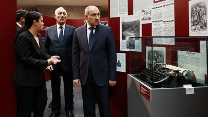 Директор Музея-института геноцида армян Эдита Гзоян проводит экскурсию по музею для премьер-министра Никола Пашиняна, президента Ваагна Хачатуряна и председателя НС Алена Симоняна (24 апреля 2025). Еревaн