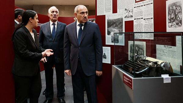 Директор Музея-института геноцида армян Эдита Гзоян проводит экскурсию по музею для премьер-министра Никола Пашиняна, президента Ваагна Хачатуряна и председателя НС Алена Симоняна (24 апреля 2025). Еревaн - Sputnik Армения